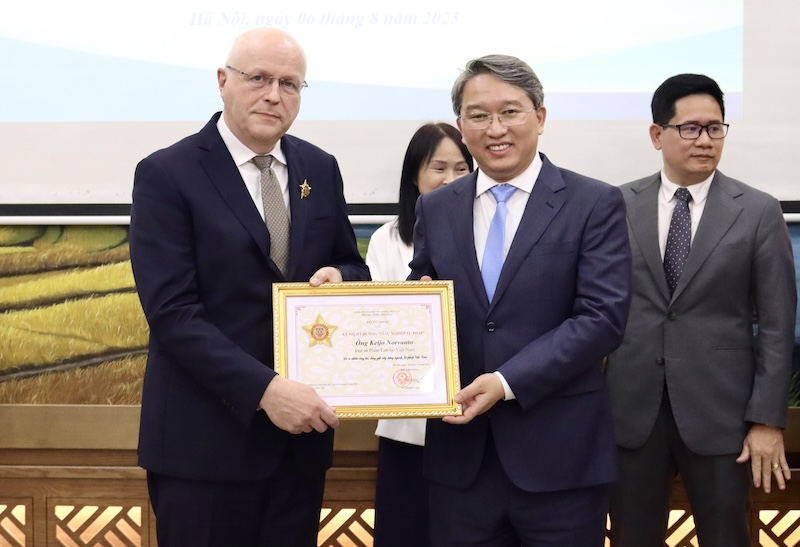 Trao Kỷ niệm chương “Vì sự nghiệp tư pháp” cho Đại sứ Phần Lan tại Việt Nam